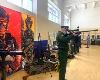 Военный примеряет снайперскую винтовку LASERWAR.